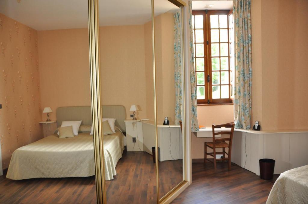 Chateau La Fleunie - Hotel Et Restaurant Condat-sur-Vezere Exterior photo